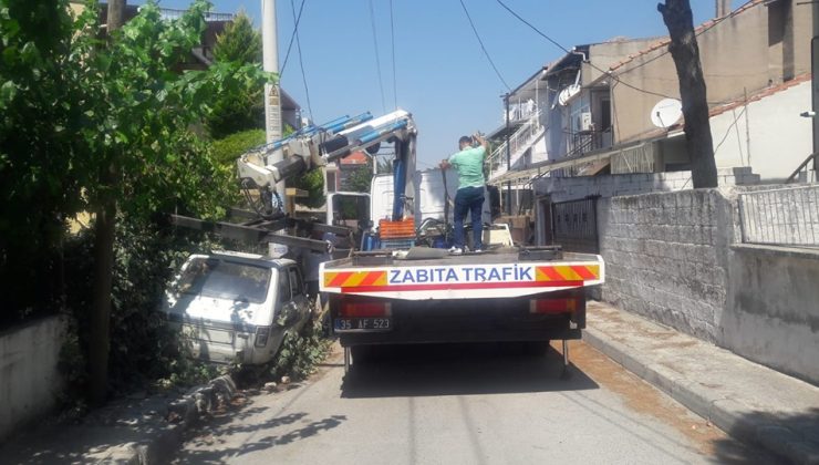 Buca’da Sahipsiz Araçlar Toplanıyor