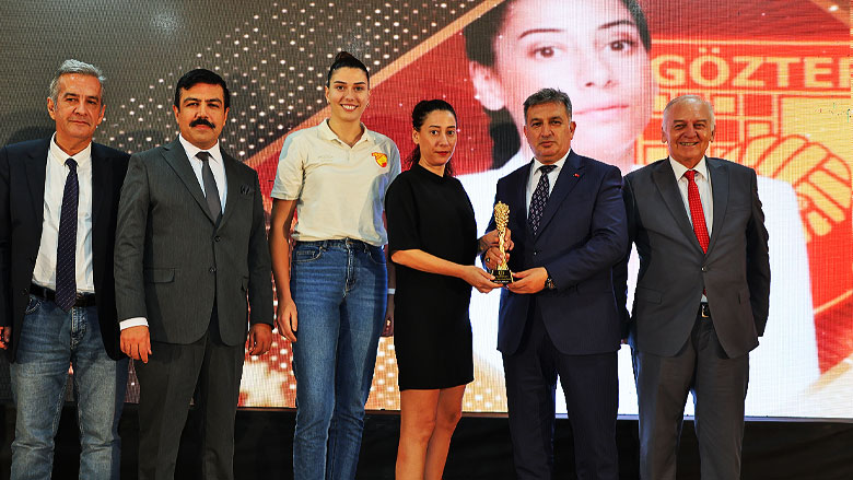 Göztepe Voleybol Kadın Takımı 2025 Yılı Spor da Başarı Ödülü Murat Eskici