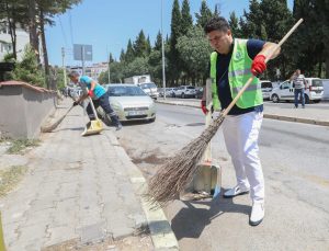 Başkan Kılıç, işçilerle birlikte çöpleri topladı
