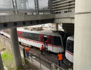 Bornova’da raydan çıkan metro, peron duvarına çarptı