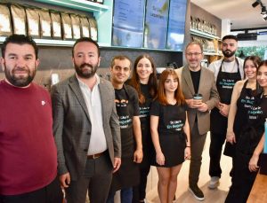 Mehmet Kasapoğlu So Like Coffee ’nin Açılışına  Katıldı